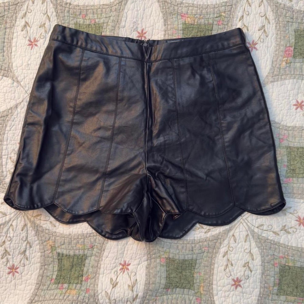 Loveriche Black Faux Leather Scalloped Hem Disco Shorts Womens M‎ Y2K Clubwear